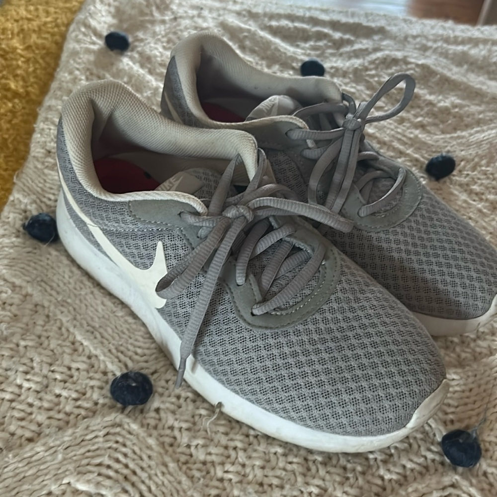 Nike sneakers 7.5